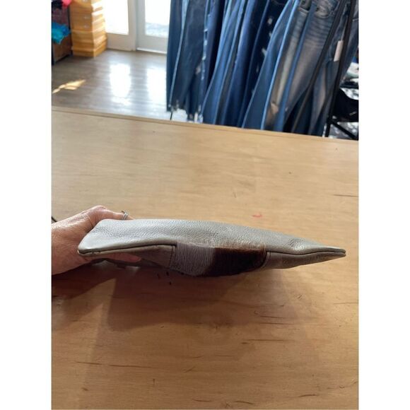 VASH Cowhide Leather Convertible
Crossbody Clutch New with Tags Gift Idea - Picture 6 of 9